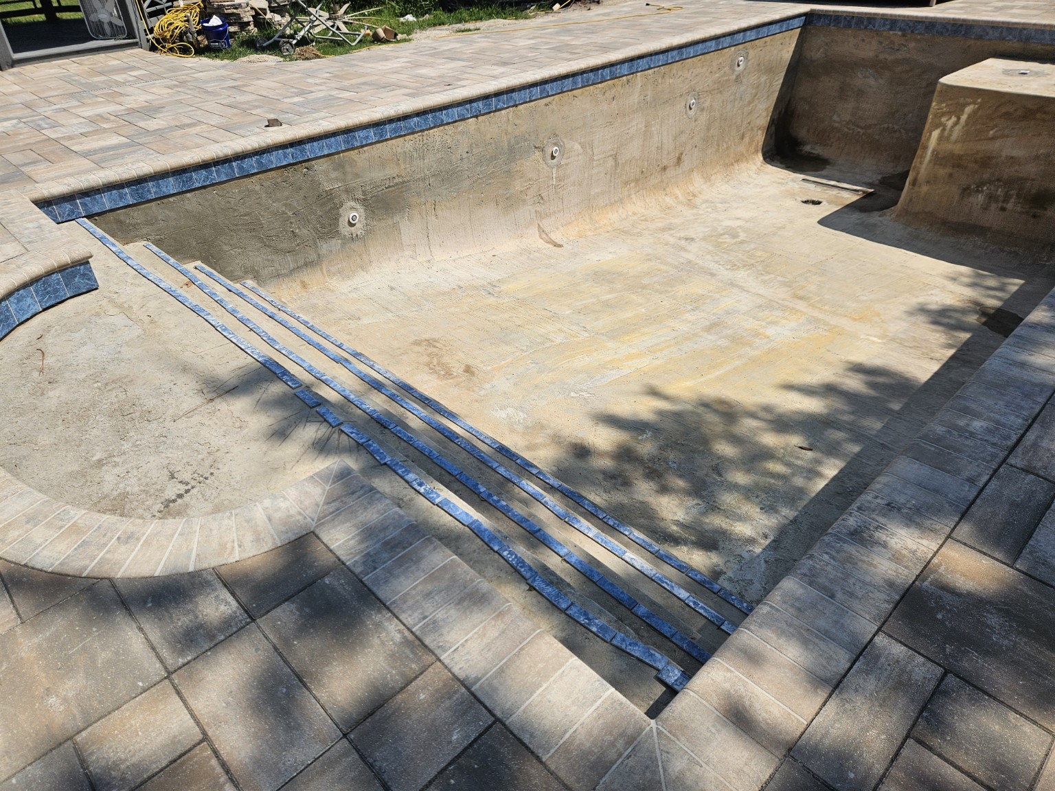 Baja shelf and step detail with paver deck